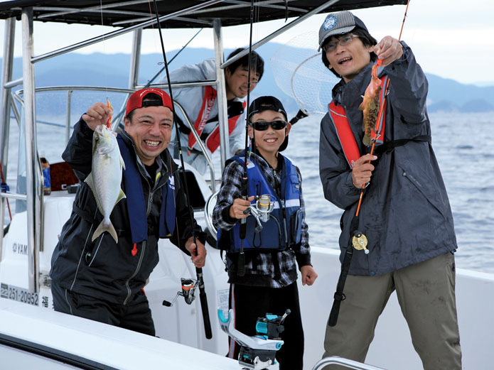 大グリで釣り始めてすぐ、隊長がキジハタを、村上さんがカンパチをキャッチ。