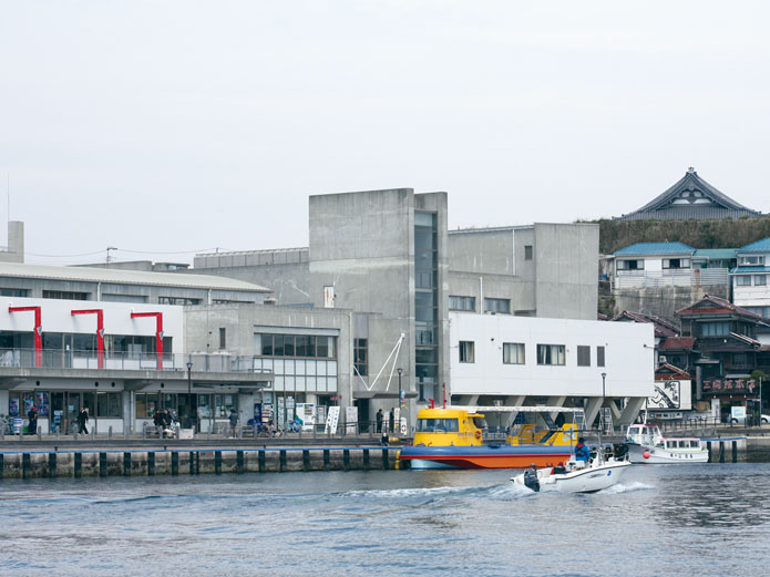 人気の観光地にもなっている三崎港。