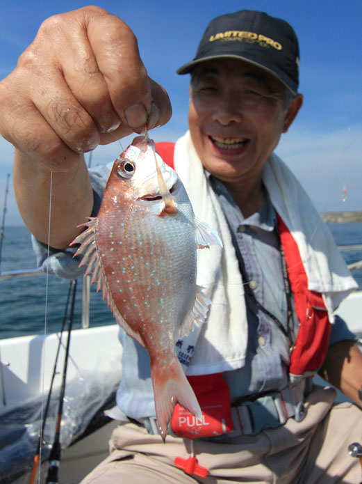 飯田さんがマダイを釣り上げた。