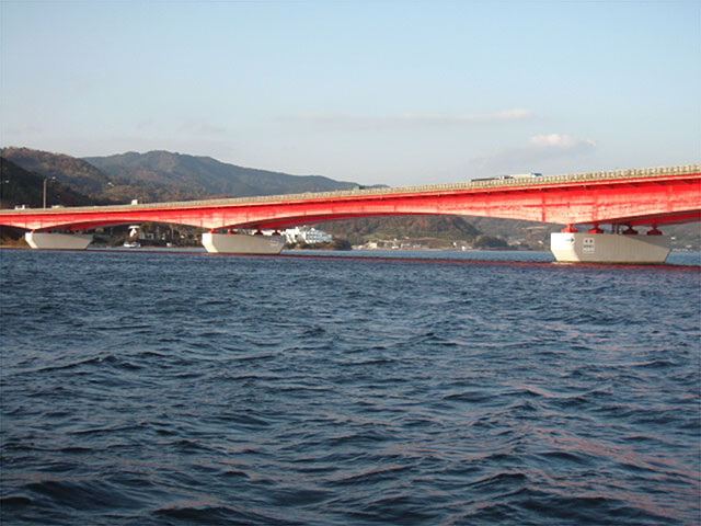 東名高速の赤い橋