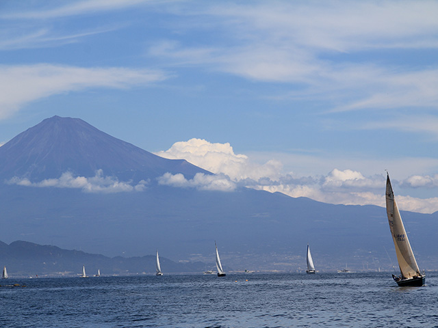海上から望む富士山