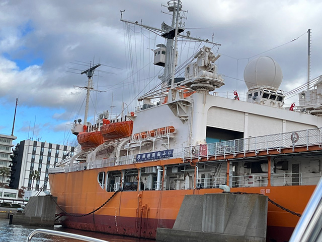 名古屋港水族館へ向かっていくと全長100mの南極観測船ふじをみることができます。