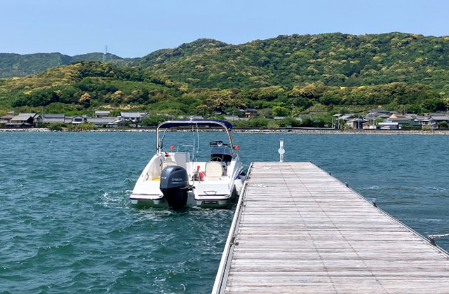 ヤマハマリーナ浜名湖には、休憩桟橋も勿論あります。ここに係留してBBQへ向かいます。