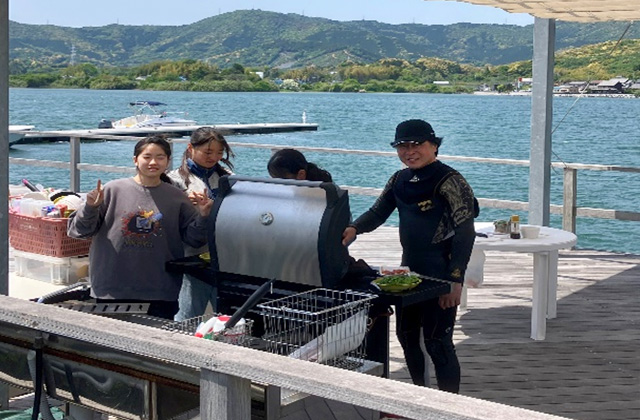 桟橋横のデッキではBBQをお楽しみいただけます。湖を眺めながら味わうひとときは、まさに理想的なBBQスポットです！