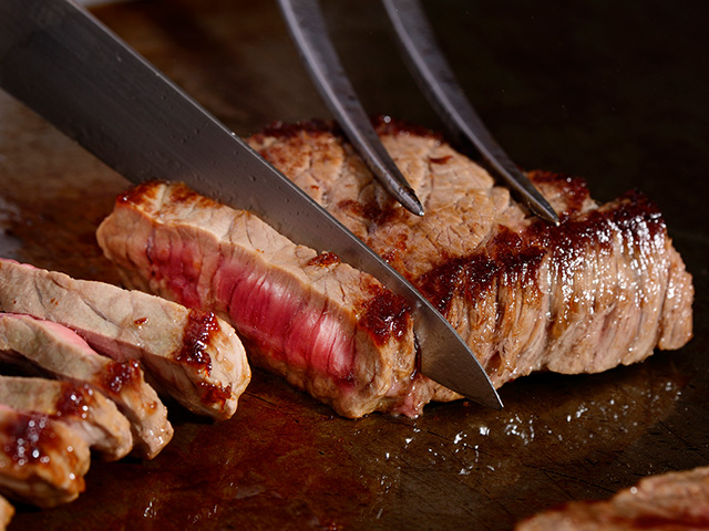 シェフが目の前でステーキを焼き上げます