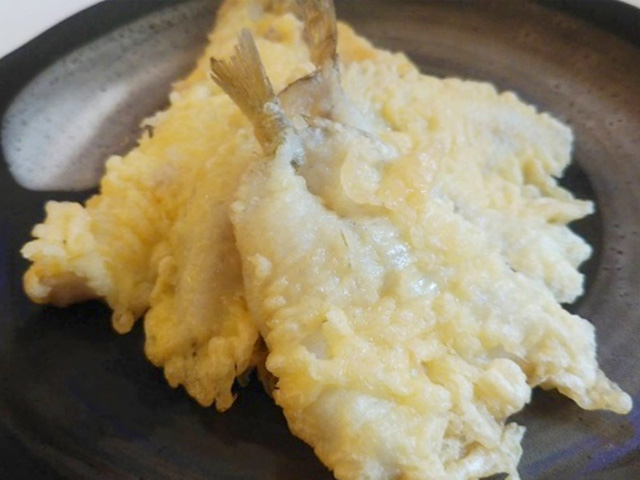 【釣行後】シロギスは新鮮そのもの!実はシロギス、お刺身でも食べられるんですよ!釣りたてをさばいていただくと、上品な甘みと歯ごたえが絶品♪コブ締めも最高!!ぜひ一度お試しあれ!もちろん天ぷらも!!