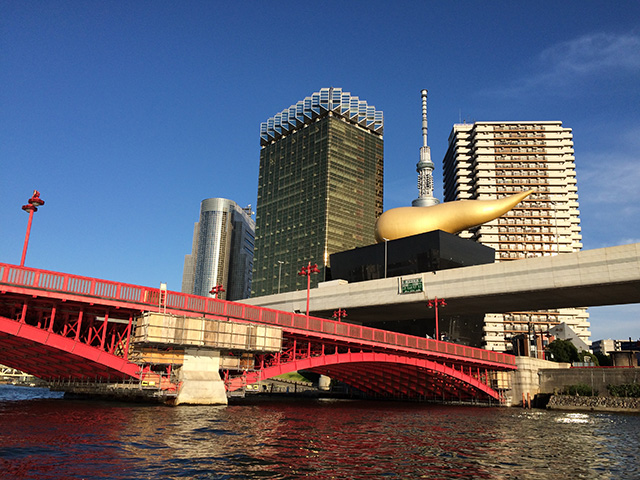 スカイツリーとアサヒビル。お向かいは浅草です。スカイツリーを抜けた先の、広い所でUターンしましょう。