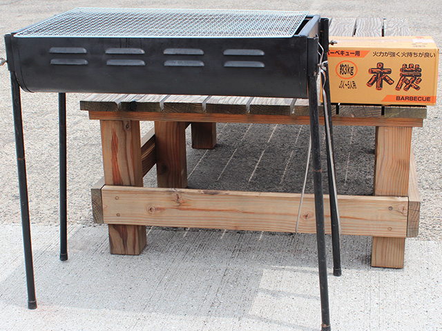 BBQコンロセットのレンタルは必須です。【セット内容】コンロ、炭、焼き網、トング、キッチンバサミ、紙皿割箸セット【追加別料金】アルミプレート、炭、焼き網、紙皿割箸セット