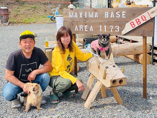 夫婦とワンちゃん2匹でお待ちしてます